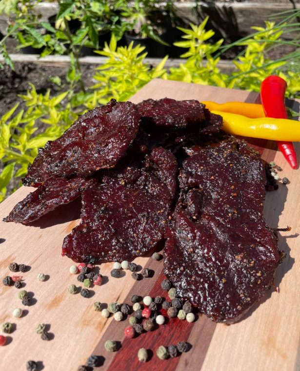 perfectly peppered beef jerky image